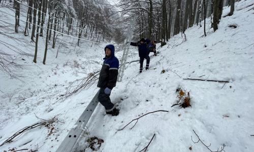 Екипи на ЕРП Север възстановиха електрозахранването в района на връх Шипка при трудни метеорологични условия